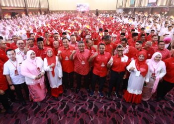 MEGAT Zulkarnain Omardin bergambar bersama perwakilan pada Mesyuarat Perwakilan Sayap-Sayap UMNO negeri di Pusat Konvensyen Ideal (IDCC). - UTUSAN/AFIQ RAZALI
