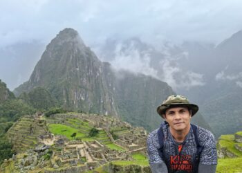 Penulis dan isteri bergambar berlatar belakang panorama indah kota purba Machu Picchu.
