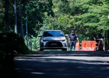 KENDERAAN yang dinaiki pegawai penyiasat SPRM keluar daripada kediaman seorang Tan Sri berhubung penyelewengan dana sukuk sebuah lebuh raya di sini hari ini. - UTUSAN/SHIDDIEQIIN ZON