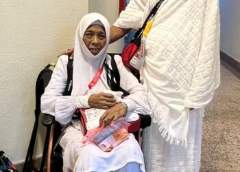 MUHAMMAD Haikal Hassan bersama ibunya, Allahyarhamah Jamaliah Masron, jemaah haji ke-11 yang meninggal dunia di Mekah.