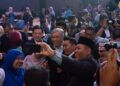 AHMAD Zahid Hamidi beramah mesra bersama peserta Sesi Dialog Dasar Serantau ATC Keempat di sebuah hotel di Melaka. - UTUSAN/ARIF HAMIZAN MISKON