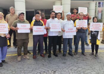 AZMIZAM Zaman Huri (hadapan, empat dari kanan) bersama beberapa penduduk Kampung Raja Uda memegang plakad bantahan bagi membantah cadangan pembinaan memorial di Ibu Pejabat MBDK, Klang, Selangor hari ini. - UTUSAN/MOHAMAD NAUFAL MOHAMAD IDRIS