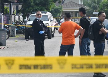 SEBUAH rumah di Taman Rambai Mutiara, Bukit Rambai, Melaka kini dipasang garisan polis selepas dua beranak ditemui mati berlumuran darah, pagi tadi.
