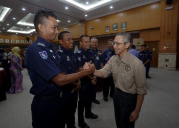 ABDUL Halim Hamzah beramah mesra dentan anggota SMART selepas sesi libat urus persediaan menghadapi monsun barat daya (MBD) 2025 di Putrajaya. - UTUSAN/FAISOL MUSTAFA