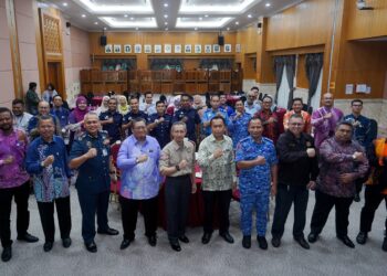 AMBUN Dindang (depan enam dari kiri) bergambar selepas sesi libat urus persediaan menghadapi monsun barat daya (MBD) 2025 di Putrajaya. - UTUSAN/FAISOL MUSTAFA