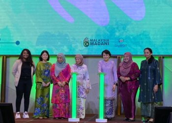 NANCY Shukri (empat dari kiri) ketika merasmikan Program Wanita Gig And Business In Technology (Gig@Bit) 2025 di M Resort & Hotel Kuala Lumpur, di sini hari ini.