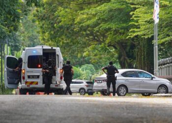 ACTS tiba di kediaman individu bergelar Tan Sri berkaitan kes penyelewengan dana sukuk pembinaan lebuh raya di Bandar Tasik Selatan, Kuala Lumpur. - UTUSAN/ISKANDAR ISHAK