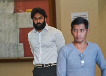 Peguam mewakili Yusoff Rawther, Rafique Rashid ketika hadir bagi keputusan akhir kes pertuduhan mengedar dadah kanabis dan memiliki senjata api di Mahkamah Tinggi Kuala Lumpur di sini hari ini. UTUSAN/SYAKIR RADIN