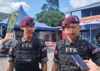 PASANGAN kembar semasa di Majlis Penganugerahan Beret UTK di Bukit Aman hari ini