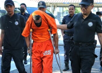 MOHD. Khairi Fitri Baharom dibawa ke Mahkamah Sesyen Seremban hari ini bagi didkawa atas 15 pertuduhan melakukan amang seksual, meliwat dan persetubuhan luar tabii terhadap kanak-kanak lelaki.-UTUSAN/MOHD. SHAHJEHAN MAAMIN.