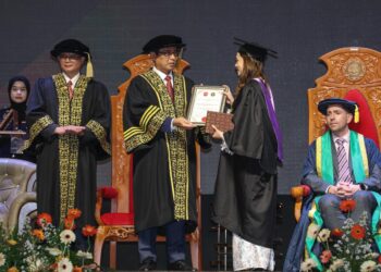 AZAM Baki menyerahkan sijil serta Anugerah Kecemerlangan Akademik kepada Tengku Nur Diyana Syamimi Tengku Zolnurin pada Majlis Konvokesyen Program Penguatkuasaan Undang-undang Bertauliah SPRM Kali Kedua 2025 di Bangi, Selangor. - UTUSAN/AMIR KHALID