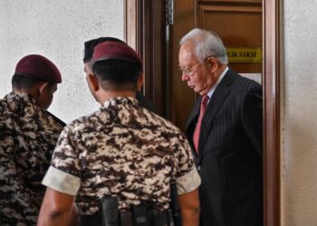 NAJIB Razak (kanan) ketika hadir di Mahkamah Tinggi Kuala Lumpur hari ini. UTUSAN/SYAKIR RADIN