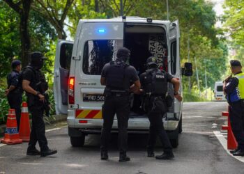 Pasukan Anti Corruption Tactical Squad (ACTS) tiba di kedaiman bergelar Tan Sri berkaitan kes penyelewengan dana sukuk pembinaan lebuh raya di sini, hari ini. Gambar ISKANDAR ISHAK