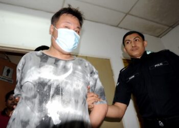 CHENG Kuan Poh Colin dibawa ke Mahkamah Majistret Johor Bahru, Johor semalam bagi didakwa atas tuduhan menendang sebuah kereta BMW dan meludah muka seorang lelaki di Skudai, Johor baru-baru ini.