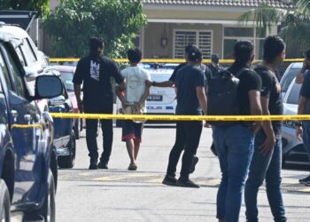SUSPEK berusia 17 tahun dibawa keluar dari rumahnya oleh anggota polis selepas dipercayai membunuh dua ahli keluarganya di Taman Rambai Mutiara, Bukit Rambai, Melaka.