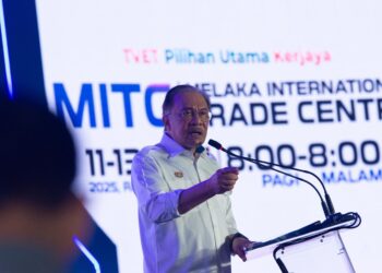 ANWAR Ibrahim berucap pada Majlis Perasmian Sambutan Hari TVET Negara 2025 di MITC, Ayer Keroh, Melaka. - UTUSAN/ARIF HAMIZAN MISKON