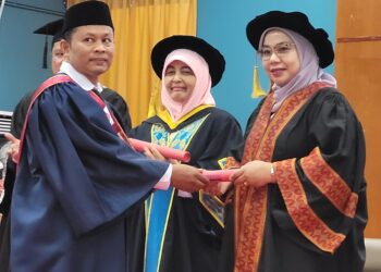 NOR Hayati Yahya (tengah) mengiringi Wan Faizatul Aniza Ismayatim (kanan) menyampaikan sijil Perhebat kepada seramai 203 pelatih dari Kelantan dan Terengganu pada Majlis Penyampaian Sijil Perhebat di KIAS, Nilam Puri, Kota Bharu, Kelantan hari ini. - UTUSAN/MUSTAQIM MOHAMED