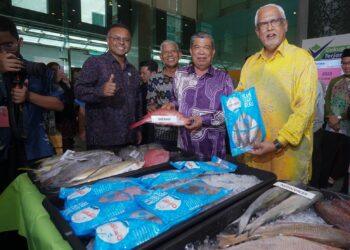 MOHAMAD Sabu (dua kanan) melawat pameran  selepas Majlis Prapelancaran Sambutan Hari Peladang, Penternak dan Nelayan Kebangsaan (HPPNK) 2025 di Putrajaya. - UTUSAN/FAISOL MUSTAFA