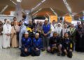 MOHAMAD Taha Hassan (tengah) bersama para jemaah ketika pelepasan kumpulan pertama  jemaah umrah Andalusia bagi musim 1447H Hijrah ke Tanah Suci di KLIA Terminal 1. awal pagi semalam - UTUSAN/FAISOL MUSTAFA