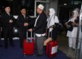 MOHD. Na'im Mokhtar menyambut kumpulan pertama 283 jemaah haji Malaysia bagi musim 1446H/2025M selamat tiba di tanah air kira-kira pukul 8.50 malam tadi. - UTUSAN/FAISOL MUSTAFA
