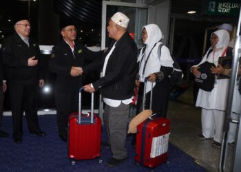 MOHD. Na'im Mokhtar menyambut kumpulan pertama 283 jemaah haji Malaysia bagi musim 1446H/2025M selamat tiba di tanah air kira-kira pukul 8.50 malam tadi. - UTUSAN/FAISOL MUSTAFA