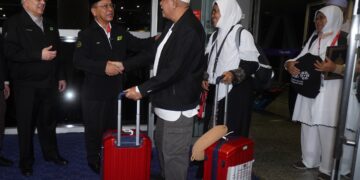 MOHD. Na'im Mokhtar menyambut kumpulan pertama 283 jemaah haji Malaysia bagi musim 1446H/2025M selamat tiba di tanah air kira-kira pukul 8.50 malam tadi. - UTUSAN/FAISOL MUSTAFA