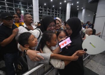 KUMPULAN pertama 283 jemaah haji Malaysia bagi musim 1446H/2025M selamat tiba di tanah air kira-kira pukul 8.50 malam tadi. - UTUSAN/FAISOL MUSTAFA