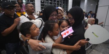 KUMPULAN pertama 283 jemaah haji Malaysia bagi musim 1446H/2025M selamat tiba di tanah air kira-kira pukul 8.50 malam tadi. - UTUSAN/FAISOL MUSTAFA