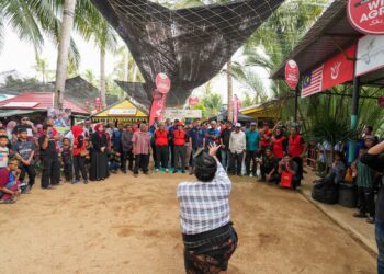 Agrobank memperkenalkan penggunaan kod DuitNow QR bagi memodenkan perniagaan tradisional dan memastikan penyertaan komuniti luar bandar dalam ekonomi digital di Pulau Sri Tanjung.