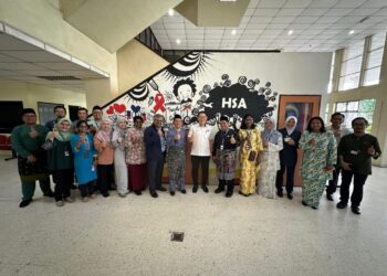 LING Tian Soon (tengah) bergambar bersama kepimpinan sektor kesihatan negeri Johor dan juga pentadbiran Hospital Sultanah Aminah selepas melakukan lawatan kerja di hospital berkenaan, di Johor Bahru.