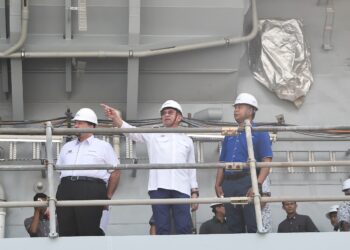 ANWAR Ibrahim meninjau  perkembangan pembinaan kapal tempur pesisir (LCS) Tentera Laut Diraja Malaysia (TLDM) di Lumut hari ini. 
- UTUSAN/ZULFACHRI ZULKIFLI