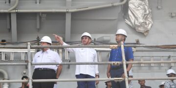 ANWAR Ibrahim meninjau  perkembangan pembinaan kapal tempur pesisir (LCS) Tentera Laut Diraja Malaysia (TLDM) di Lumut hari ini. 
- UTUSAN/ZULFACHRI ZULKIFLI