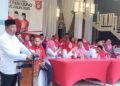 MOHD. Zaidi Mohd. Said (kiri) ketika berucap pada Mesyuarat Perwakilan Wanita, Pemuda dan Puteri UMNO Permatang Pauh di sebuah hotel di Permatang Pauh, Pulau Pinang hari ini.