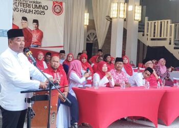 MOHD. Zaidi Mohd. Said (kiri) ketika berucap pada Mesyuarat Perwakilan Wanita, Pemuda dan Puteri UMNO Permatang Pauh di sebuah hotel di Permatang Pauh, Pulau Pinang hari ini.
