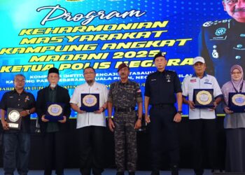 RAZARUDIN Husain (tengah) hadir pada Program Keharmonian Masyarakat Kampung Angkat Madani 2025 Ketua Polis Negara di Kompleks Institut Pengakuan Tasawuf di Kampung Parit Seberang, Kuala Pilah hari ini. FOTO/ NOR AINNA HAMZAH