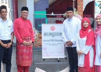 SHAMSUL Anuar Nasarah (tiga dari kiri) dan Mohd. Zaidi Mohd. Said (tiga dari kanan) ketika perasmian Mesyuarat Perwakilan Wanita, Pemuda dan Puteri UMNO Permatang Pauh di Pulau Pinang, hari ini