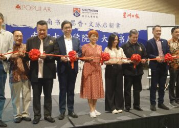 TEO Nie Ching (lima kanan) memotong riben sebagai simbolik perasmian program Projek Membaca Anjuran Kolej Universiti Selatan di pusat beli belah Midvalley Southkey, di sini hari ini.