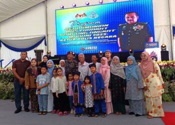 RAZARUDIN Husain bergambar bersama ibu dan ahli keluarganya pada Program Keharmonian Masyarakat Kampung Angkat Madani 2025 Ketua Polis Negara di Kompleks Institut Pengakuan Tasawuf di Kampung Parit Seberang, Kuala Pilah semalam. – UTUSAN/NOR AINNA HAMZAH