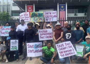 ANTARA golongan aktivis yang hadir untuk membuat bantahan berkenaan isu pembinaan di kawasan Bukit Gasing di pekarangan Pejabat Majlis Bandaraya Petaling Jaya (MBPJ), hari ini.