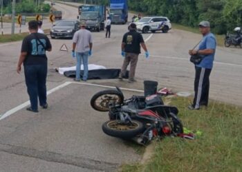 KEADAAN motosikal mangsa yang selepas dirempuh kereta ketika sedang melalui laluan di Lebuh AMJ, Sungai Petai, Alor Gajah pagi tadi.