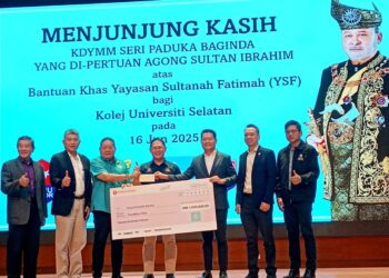 LING TIAN SOON (tengah) menyaksikan penyerahan sumbangan khas Yayasan Sultanah Fatimah kepada pelajar Kolej Universiti Selatan di Johor Bahru.