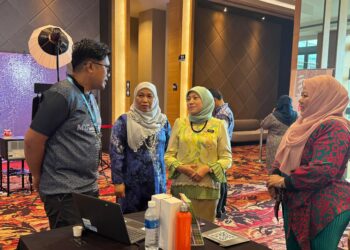 NANCY Shukri (dua dari kanan) ketika melawat reruai sempena Program Inspirasi Wanita: 'Womenpreneurs-Shaping The Future Economy' di Seberang Jaya, Pulau Pinang hari ini.-UTUSAN/SITI NUR MAS ERAH AMRAN
