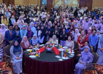 NANCY Shukri (duduk, tengah) bersama peserta selepas merasmikan Program Inspirasi Wanita: 'Womenpreneurs-Shaping The Future Economy' di Seberang Jaya, Pulau Pinang hari ini.