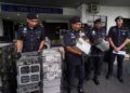 NORHIZAM Bahaman (dua kiri) menunjukkan barang rampasan pada sidang akhbar kejayaan IPD Sepang menumpaskan sindiket mesin perlombongan bitcoin di IPD Sepang, - UTUSAN/FAISOL MUSTAFA