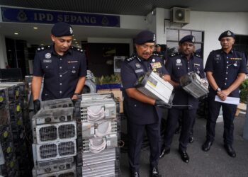 NORHIZAM Bahaman (dua kiri) menunjukkan barang rampasan pada sidang akhbar kejayaan IPD Sepang menumpaskan sindiket mesin perlombongan bitcoin di IPD Sepang, - UTUSAN/FAISOL MUSTAFA