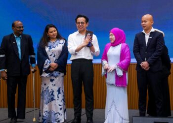 STEVEN Sim Chee Keong (tengah) ketika gimik pelancaran P10X Academy di Putrajaya. - UTUSAN/FAISOL MUSTAFA