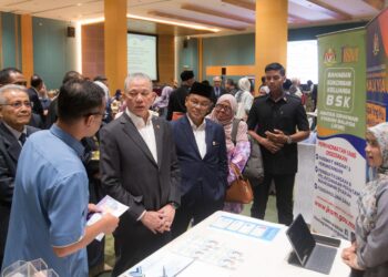 FADILLAH Yusof melawat reruai pameran selepas Majlis Perasmian Penutup Muzakarah Isu Hak Asasi Manusia dalam Perspektif Maqasid Syariah di Putrajaya. - UTUSAN/FAISOL MUSTAFA