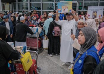 KETIBAAN jemaah Haji Andalusia musim 1446H disambut Ida Riswana Idris di balai ketibaan KLIA Terminal 1. - UTUSAN/FAIZ ALIF ZUBIR