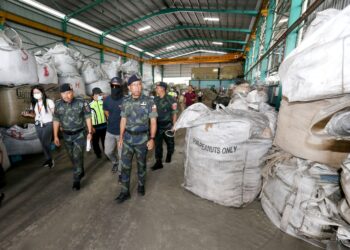 SHAHRUM Hashim (kanan) meninjau sisa e-waste yang dirampas dalam serbuan di Kawasan Perindustrian Pengkalan di Lahat, Ipoh, Perak.