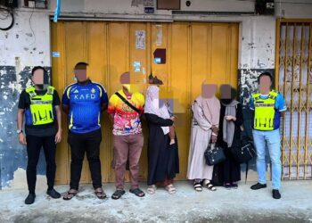 LIMA individu yang melakukan aktiviti rentas sempadan ditahan PGA semasa masuk ke negara ini secara tidak sah melalui pangkalan haram gergaji, Rantau Panjang, Kelantan.-IHSAN PGA.